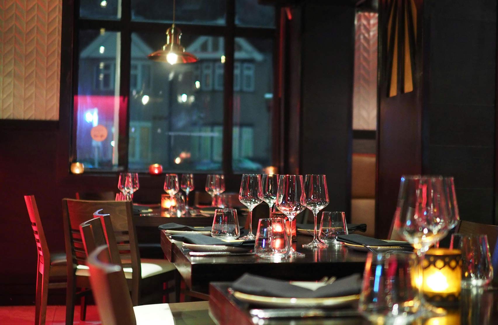 Elegant, ambient restaurant dining area with candlelight – ideal setting for restaurant scenting to enhance guest experience